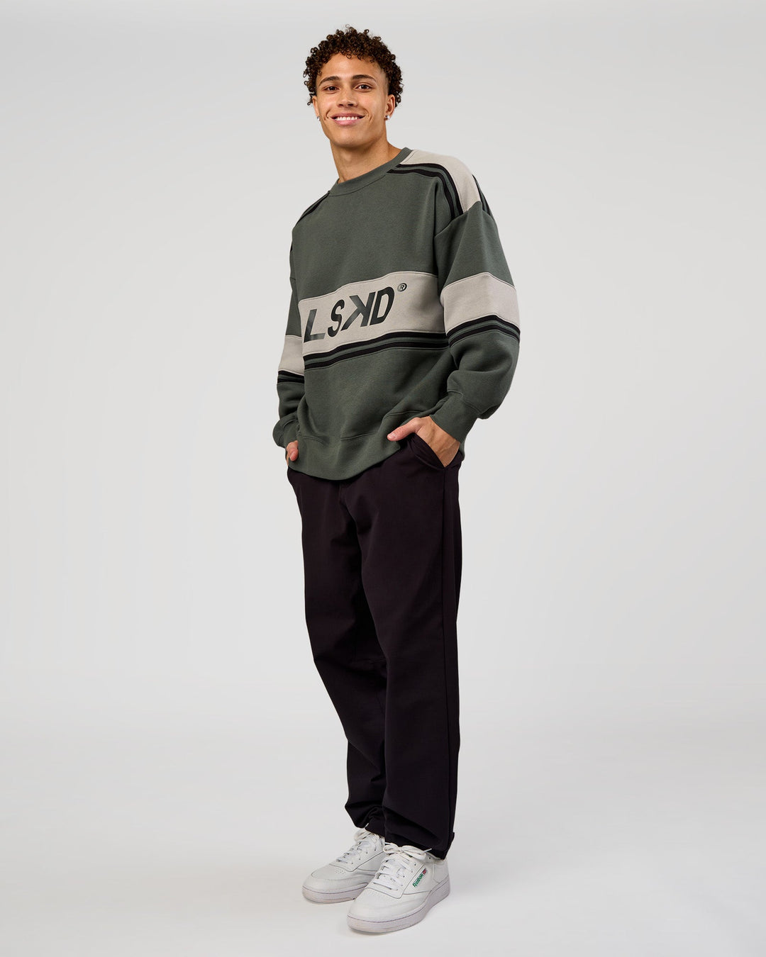 Man wearing A-Team Sweater Oversize - Carbon Green-Alloy | Model:Leandro | Size:M - view 8