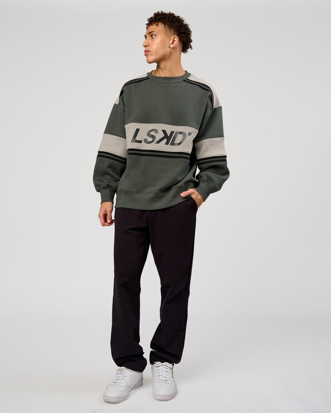 Man wearing A-Team Sweater Oversize - Carbon Green-Alloy | Model:Leandro | Size:M - view 10