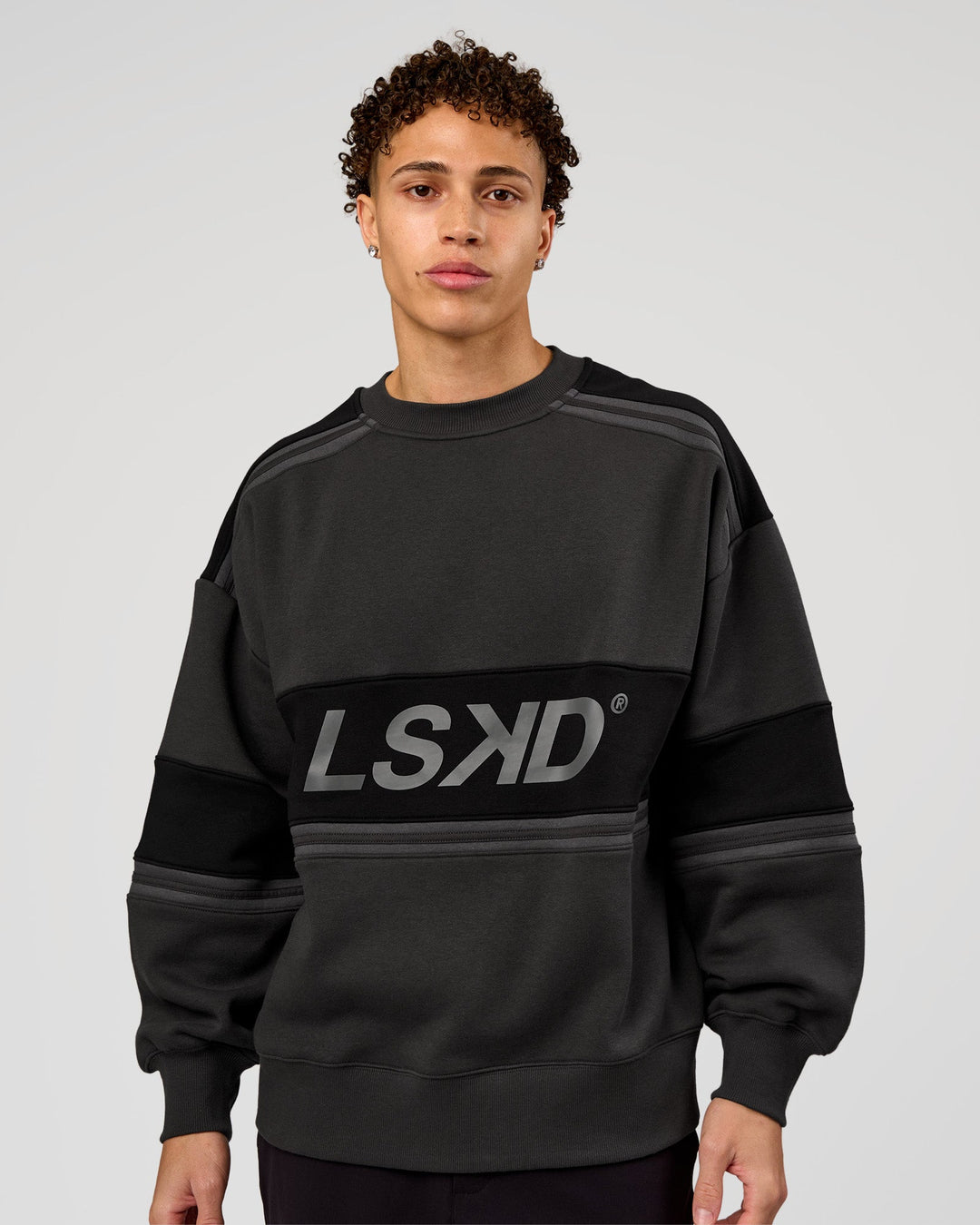 Man wearing A-Team Sweater Oversize - Onyx-Black | Model:Leandro | Size:M - view 2