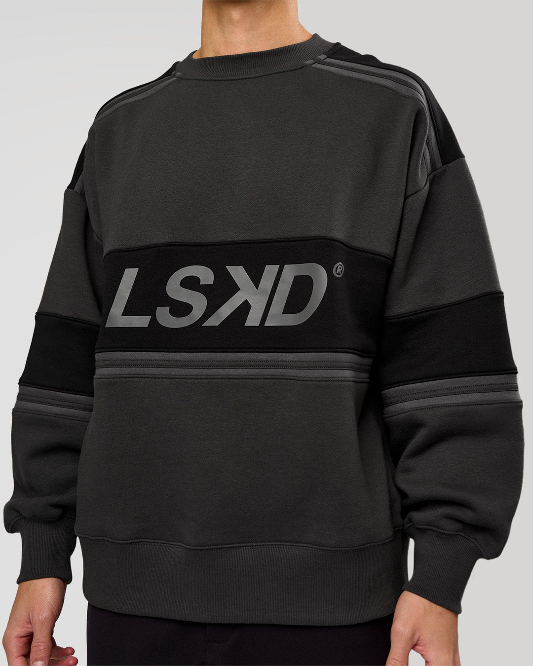 Man wearing A-Team Sweater Oversize - Onyx-Black | Model:Leandro | Size:M - view 5