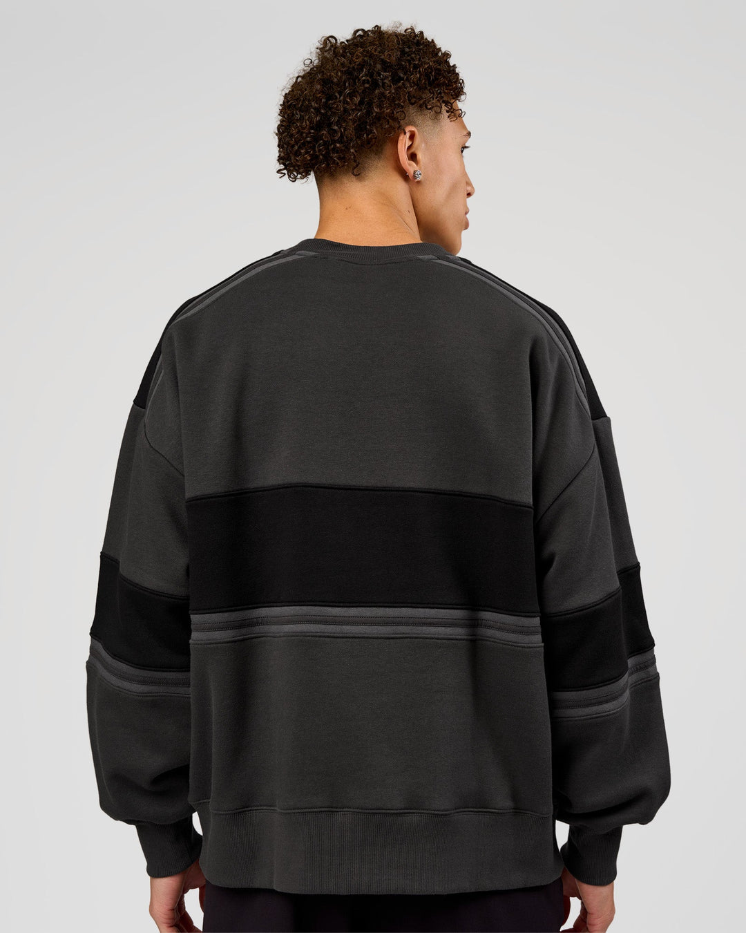 Man wearing A-Team Sweater Oversize - Onyx-Black | Model:Leandro | Size:M - view 7