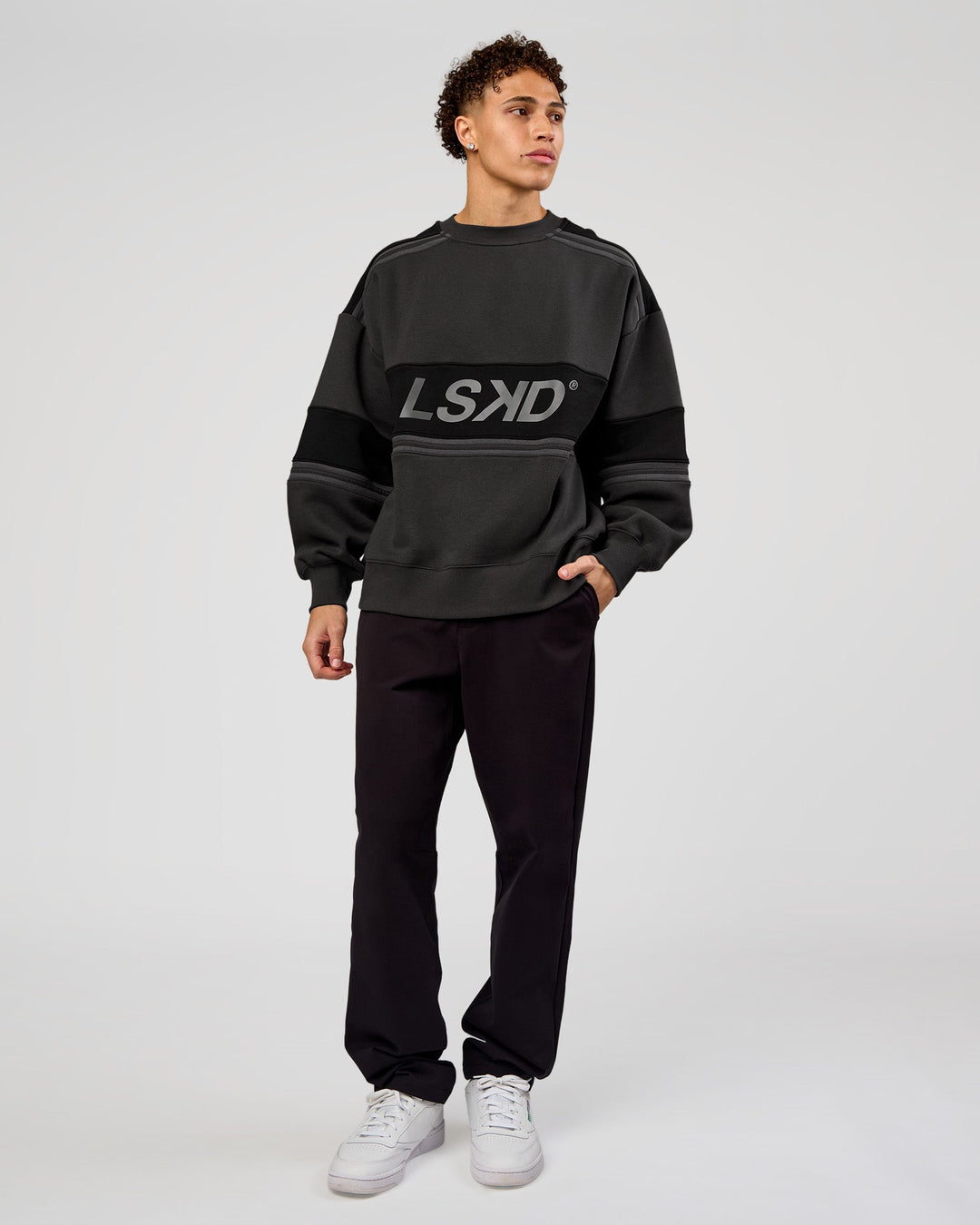 Man wearing A-Team Sweater Oversize - Onyx-Black | Model:Leandro | Size:M - view 9