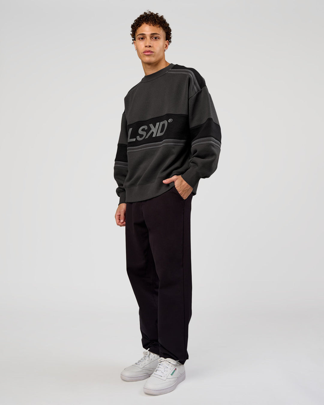 Man wearing A-Team Sweater Oversize - Onyx-Black | Model:Leandro | Size:M - view 11