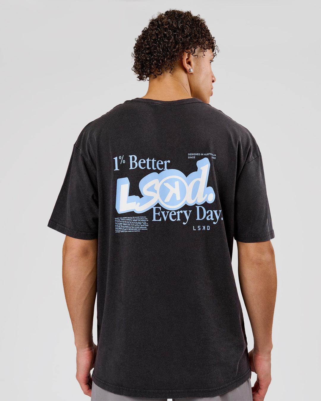 Man wearing Blended FLXCotton Oversize Tee  - Black Washed | Model:Leandro | Size:M - view 8