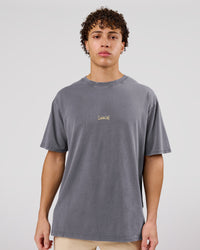 Man wearing Magma FLXCotton Oversize Tee  - Dark Storm Washed-Lemon | Model:Leandro | Size:M | Thumbnail Index: 7