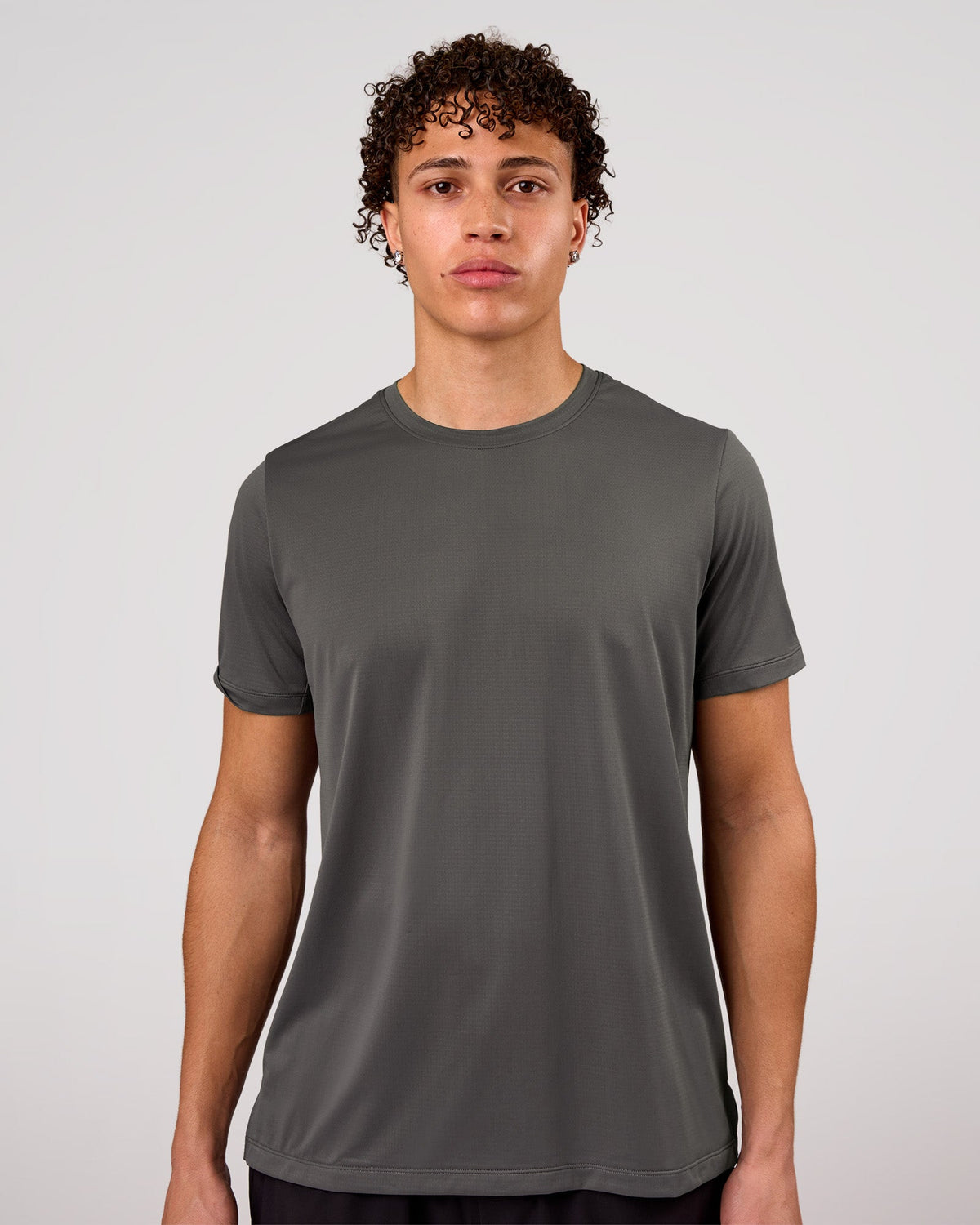 Man wearing Pace Running Tee 3.0  - Dark Storm | Model:Leandro | Size:M