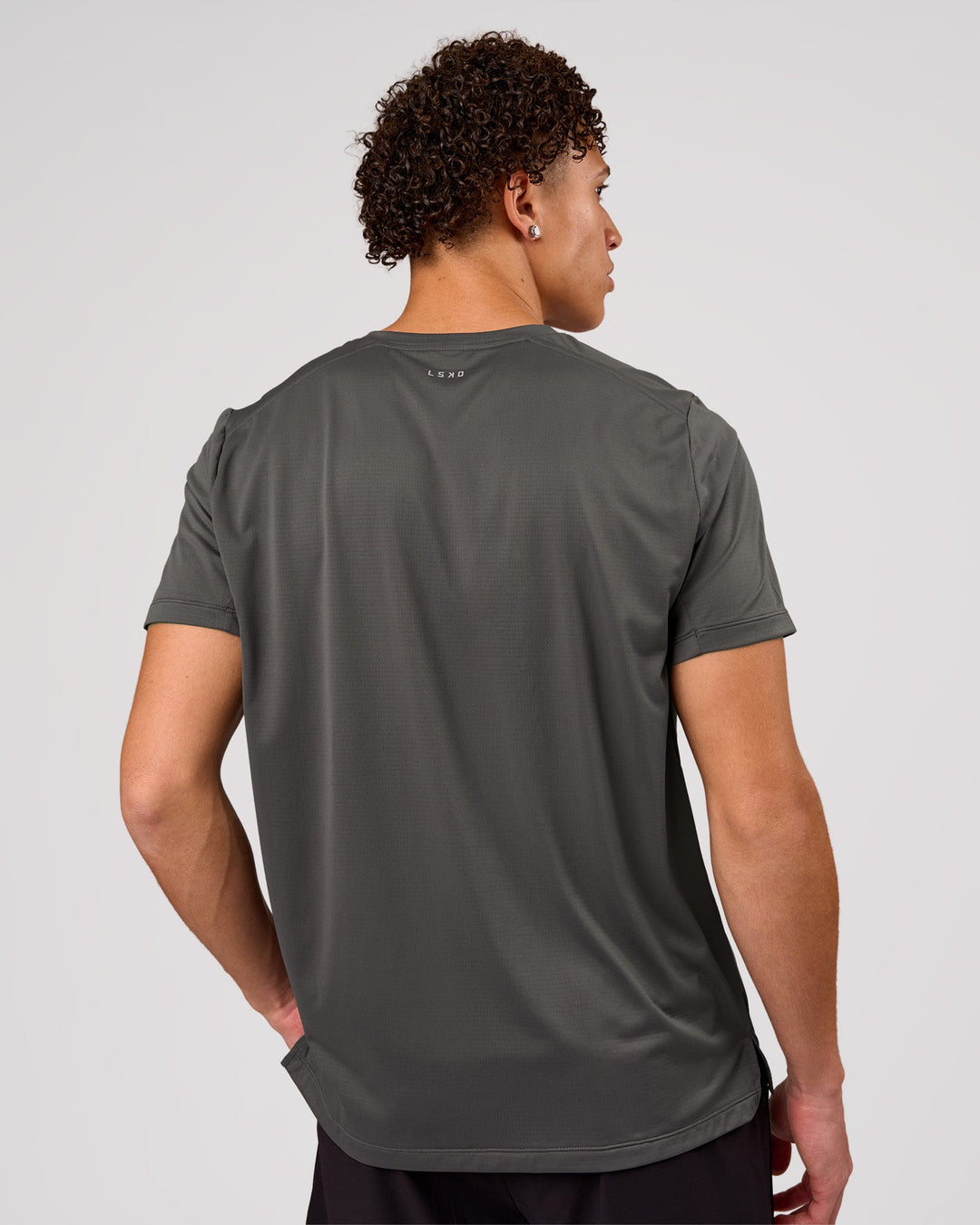 Man wearing Pace Running Tee 3.0  - Dark Storm | Model:Leandro | Size:M - view 2