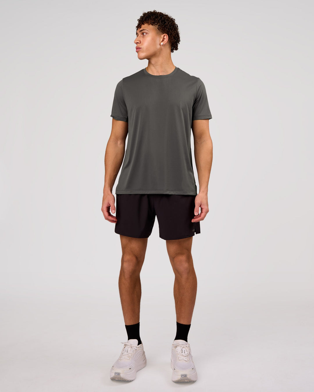 Man wearing Pace Running Tee 3.0  - Dark Storm | Model:Leandro | Size:M - view 3