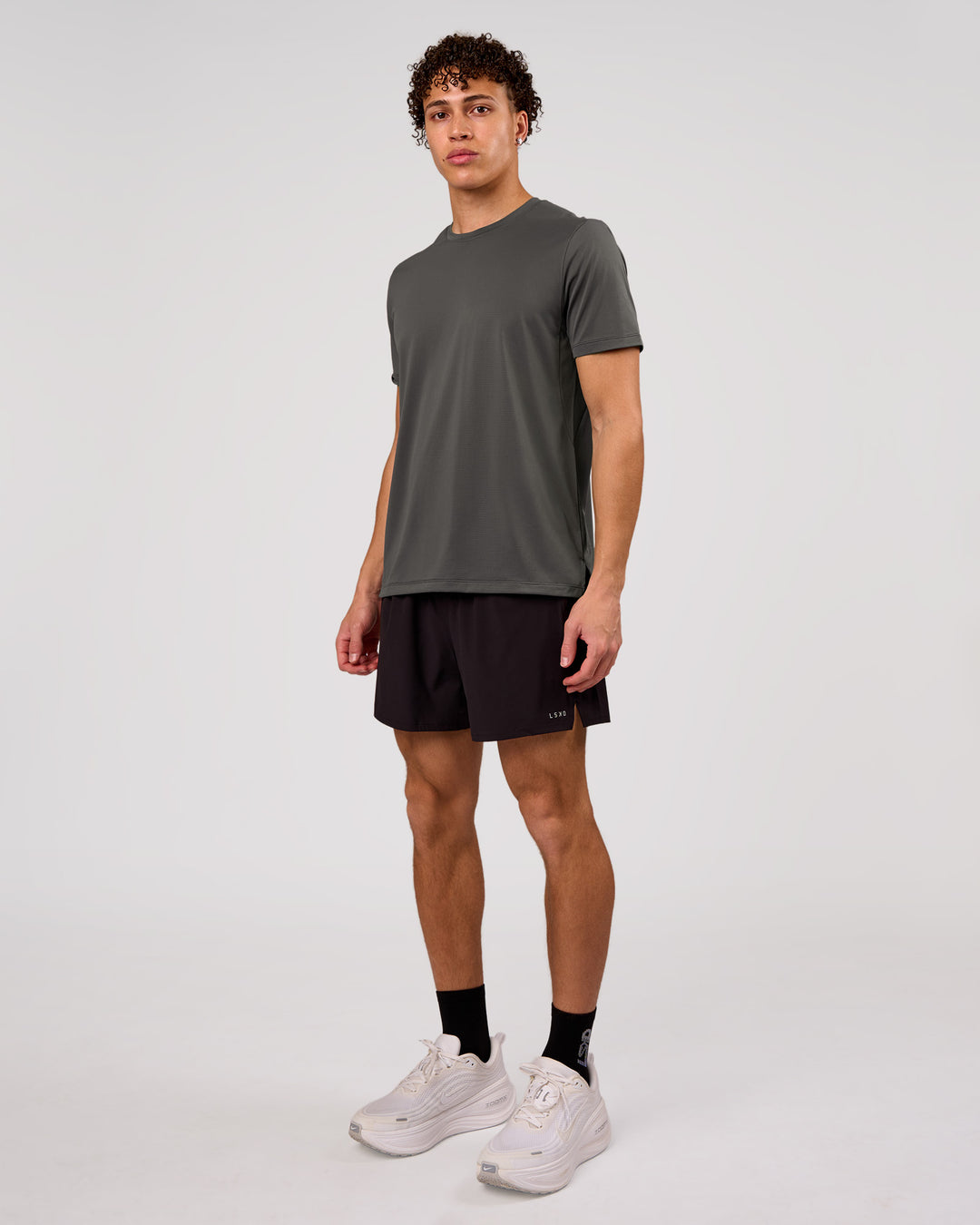 Man wearing Pace Running Tee 3.0  - Dark Storm | Model:Leandro | Size:M - view 4