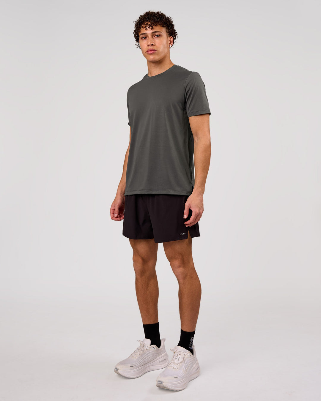 Man wearing Pace Running Tee 3.0  - Dark Storm | Model:Leandro | Size:M - view 4