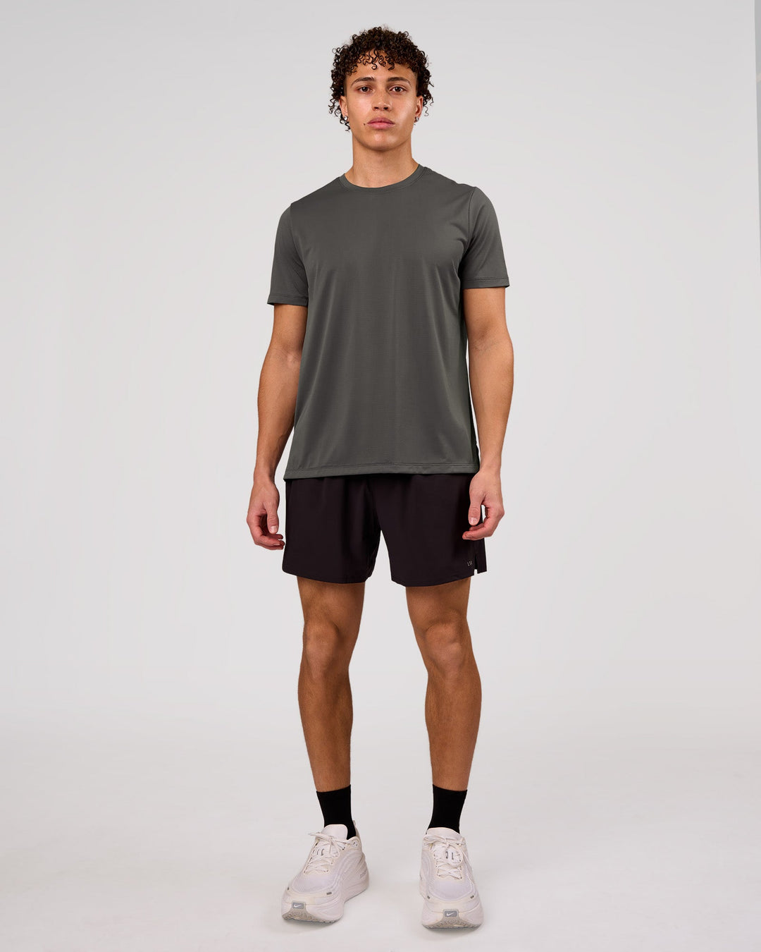 Man wearing Pace Running Tee 3.0  - Dark Storm | Model:Leandro | Size:M - view 6