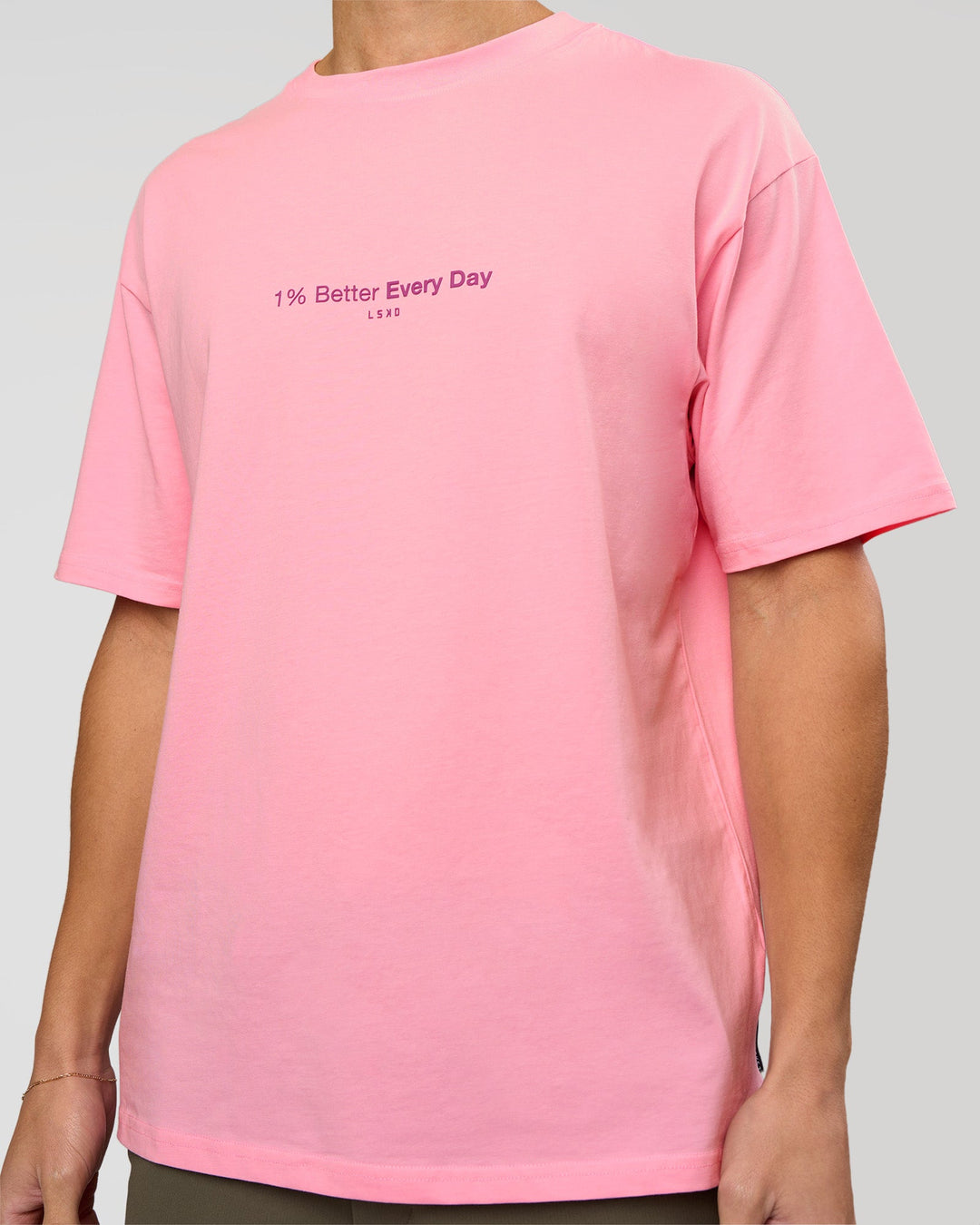 Man wearing VS6 1% Better FLXCotton Oversize Tee - Pink Rose | Model:Leandro | Size:M - view 8