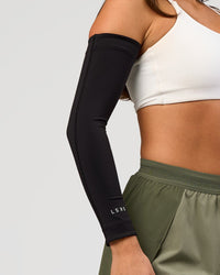Woman wearing Pace Run Sleeves - Black | Thumbnail Index: 3