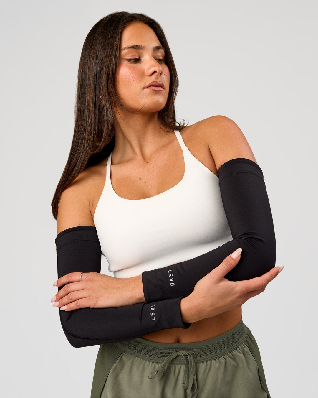 Woman wearing Pace Run Sleeves - Black - view 9