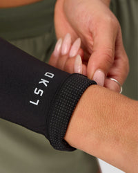 Studio image of Pace Run Sleeves - Black | Thumbnail Index: 9