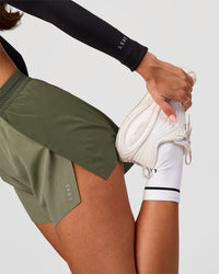 Woman wearing Pace Run Sleeves - Black | Thumbnail Index: 12