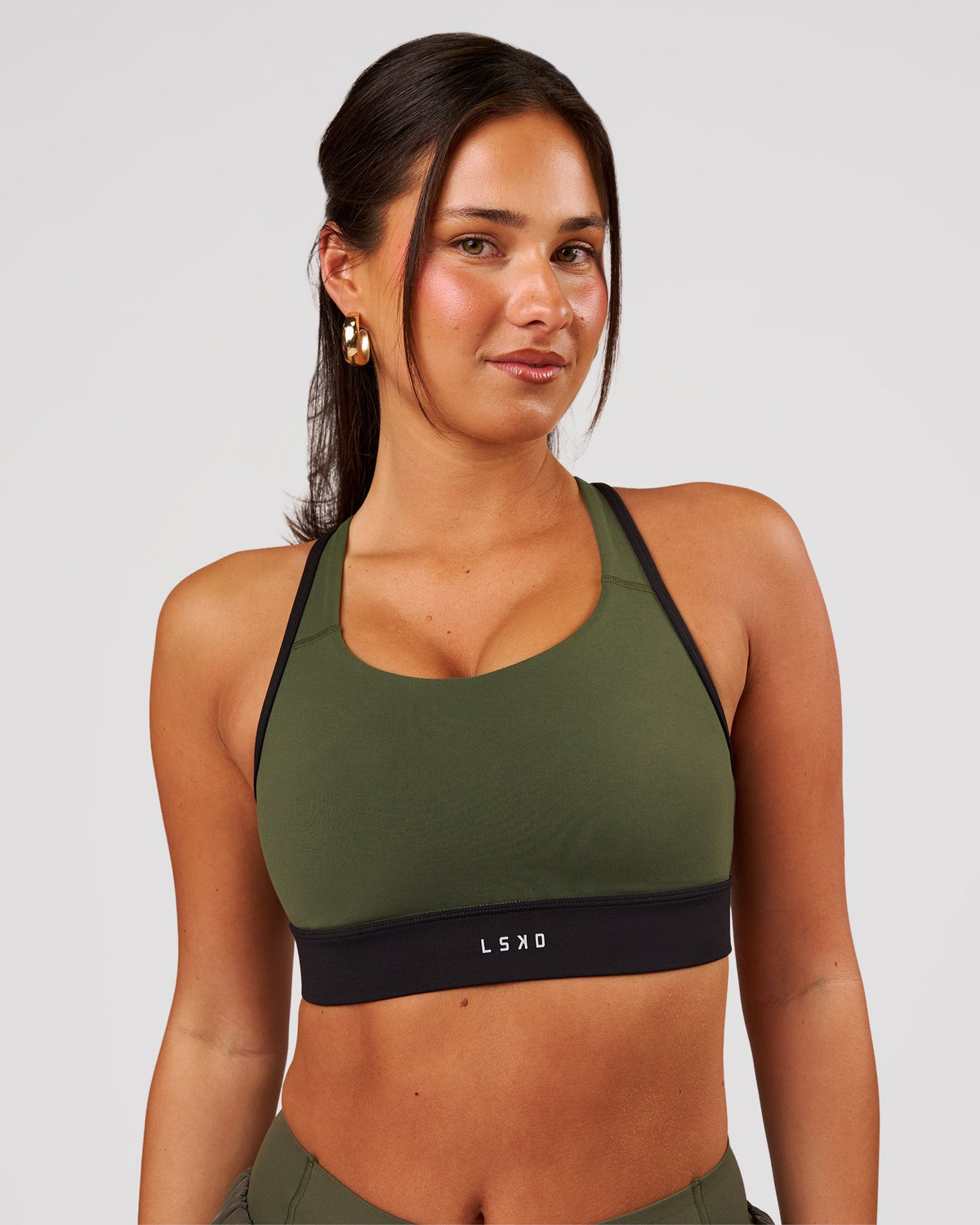 Woman wearing Distinction Sports Bra 2.0 - Pure Olive-Black | Model:Bianca | Size:S