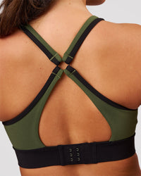 Woman wearing Distinction Sports Bra 2.0 - Pure Olive-Black | Model:Bianca | Size:S | Thumbnail Index: 3