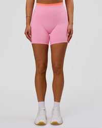 Woman wearing Fusion Contrast V-Waist High-Rise 6" Short Pockets - Pink Rose-Hyper Orange | Model:Bianca | Size:S | Thumbnail Index: 5
