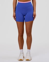 Woman wearing Fusion Contrast V-Waist High-Rise 6" Short Pockets - Power Cobalt-Pink Rose | Model:Bianca | Size:S | Thumbnail Index: 4