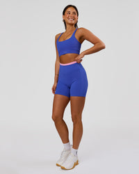 Woman wearing Fusion Contrast V-Waist High-Rise 6" Short Pockets - Power Cobalt-Pink Rose | Model:Bianca | Size:S | Thumbnail Index: 5