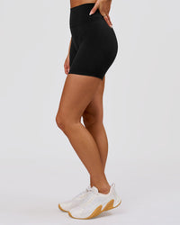 Woman wearing Luxe V-Contour High-Rise 6" Short - Black | Model:Bianca | Size:S | Thumbnail Index: 4