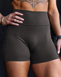 Woman wearing Fusion Ultra High-Rise 4" Short Pockets - Onyx | Model:Chelsea | Size:S | Thumbnail Index: 10