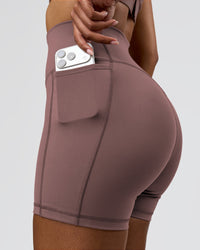 Woman wearing Fusion V-Contour Ultra High-Rise 4" Short Pockets - Cocoa Powder | Model:Jordan | Size:S | Thumbnail Index: 2