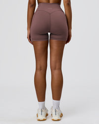 Woman wearing Fusion V-Contour Ultra High-Rise 4" Short Pockets - Cocoa Powder | Model:Jordan | Size:S | Thumbnail Index: 3