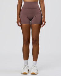 Woman wearing Fusion V-Contour Ultra High-Rise 4" Short Pockets - Cocoa Powder | Model:Jordan | Size:S | Thumbnail Index: 5