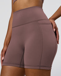 Woman wearing Fusion V-Contour Ultra High-Rise 6" Short Pockets - Cocoa Powder | Model:Jordan | Size:S | Thumbnail Index: 2
