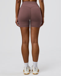 Woman wearing Fusion V-Contour Ultra High-Rise 6" Short Pockets - Cocoa Powder | Model:Jordan | Size:S | Thumbnail Index: 4