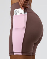 Woman wearing Fusion V-Contour Ultra High-Rise 6" Short Pockets - Cocoa Powder-Marshmallow-White | Model:Jordan | Size:S | Thumbnail Index: 0