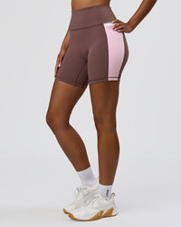 Woman wearing Fusion V-Contour Ultra High-Rise 6" Short Pockets - Cocoa Powder-Marshmallow-White | Model:Jordan | Size:S | Thumbnail Index: 2