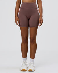 Woman wearing Fusion V-Contour Ultra High-Rise 6" Short Pockets - Cocoa Powder-Marshmallow-White | Model:Jordan | Size:S | Thumbnail Index: 5