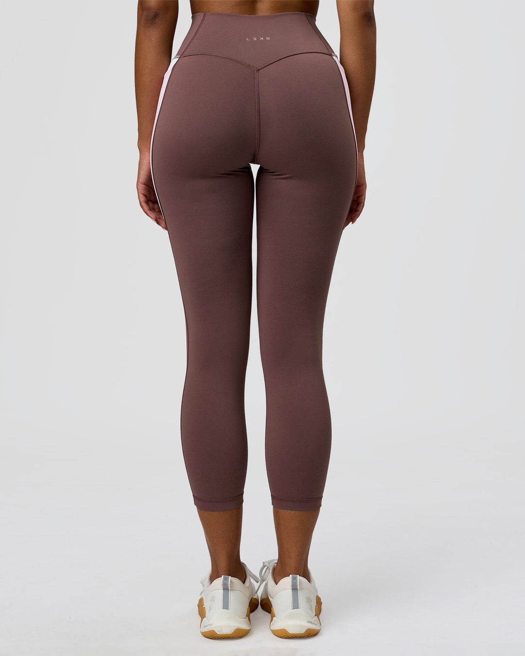 Woman wearing Fusion V-Contour Ultra High-Rise 7/8 Legging Pockets - Cocoa Powder-Marshmallow-White | Model:Jordan | Size:S - view 2