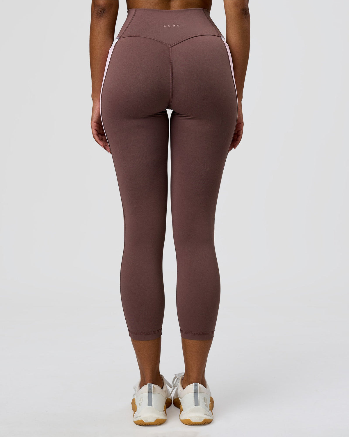 Woman wearing Fusion V-Contour Ultra High-Rise 7/8 Legging Pockets - Cocoa Powder-Marshmallow-White | Model:Jordan | Size:S - view 2