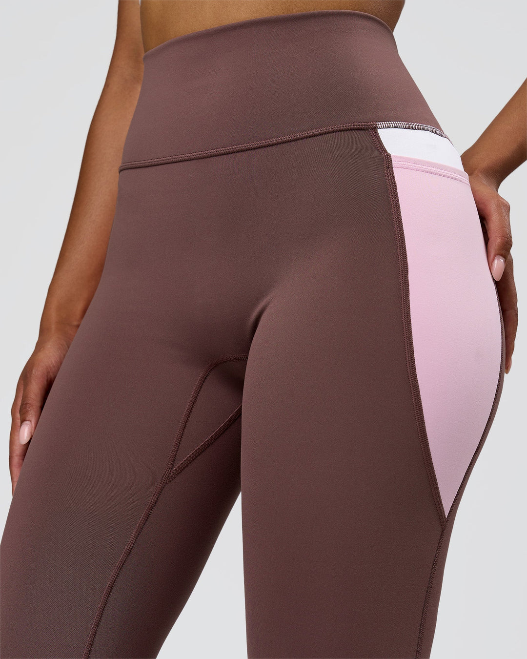 Woman wearing Fusion V-Contour Ultra High-Rise 7/8 Legging Pockets - Cocoa Powder-Marshmallow-White | Model:Jordan | Size:S - view 4