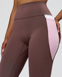 Woman wearing Fusion V-Contour Ultra High-Rise 7/8 Legging Pockets - Cocoa Powder-Marshmallow-White | Model:Jordan | Size:S | Thumbnail Index: 3