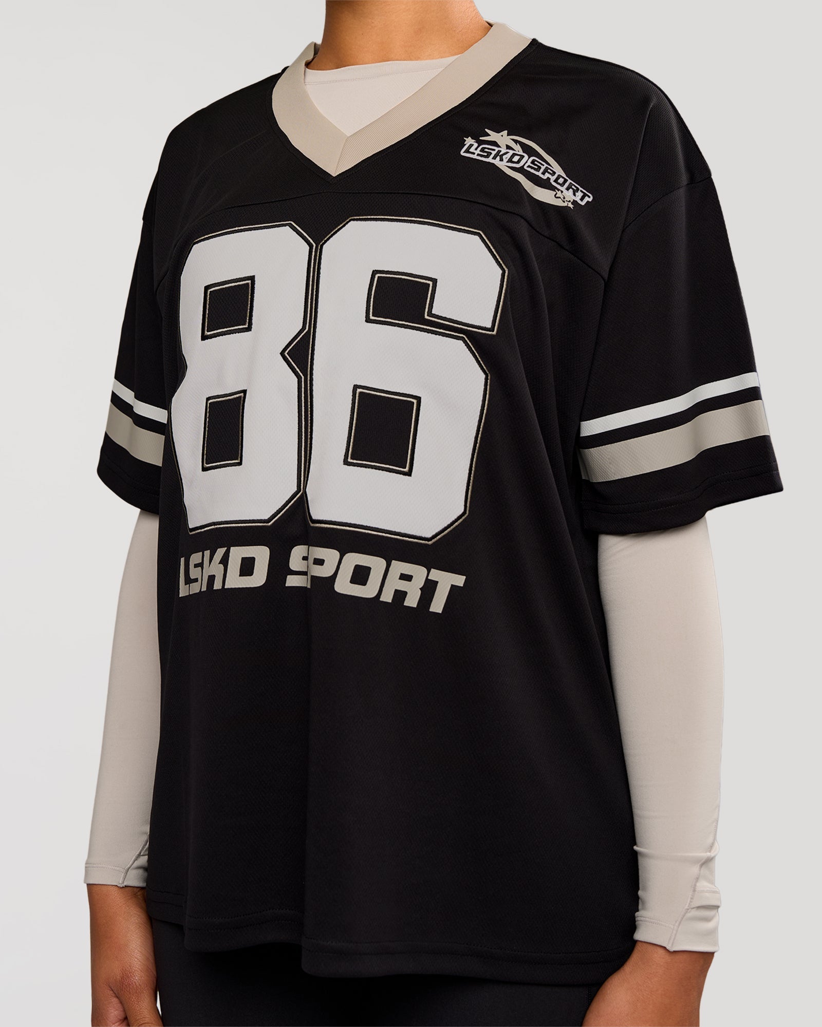 Woman wearing Playmaker V-Neck Jersey - Black-Shale Beige | Model:Rosie | Size:S
