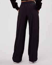 Woman wearing Bend Woven Pant - Black | Model:Charli | Size:XS | Thumbnail Index: 4
