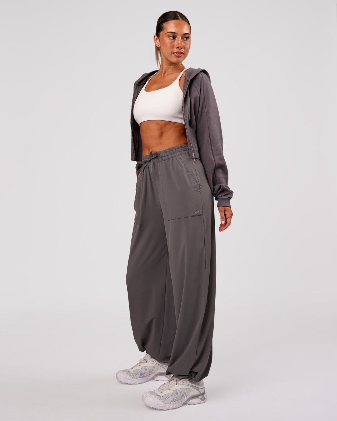 Woman wearing Bend Woven Pant - Duskstone | Model:Charli | Size:XS - view 3