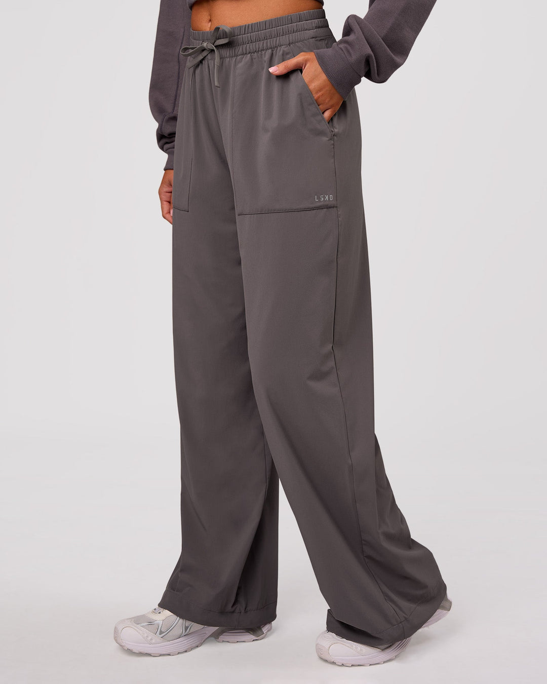 Woman wearing Bend Woven Pant - Duskstone | Model:Charli | Size:XS - view 4