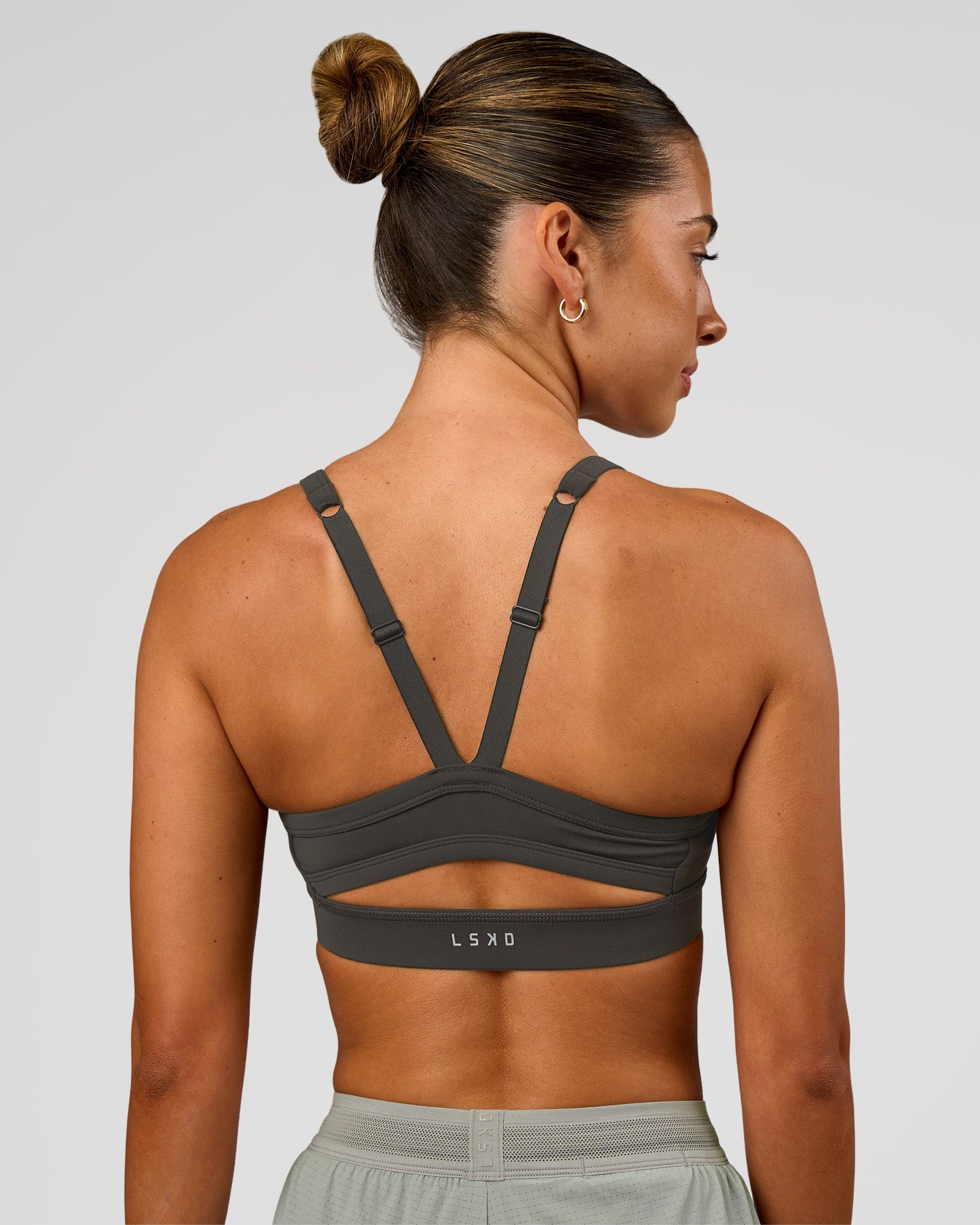 Woman wearing Momentum Sports Bra - Onyx | Model:Charli | Size:XS