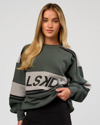 Woman wearing A-Team Sweater Oversize - Carbon Green-Alloy | Model:Issy | Size:XS | Thumbnail Index: 2