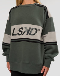 Woman wearing A-Team Sweater Oversize - Carbon Green-Alloy | Model:Issy | Size:XS | Thumbnail Index: 4