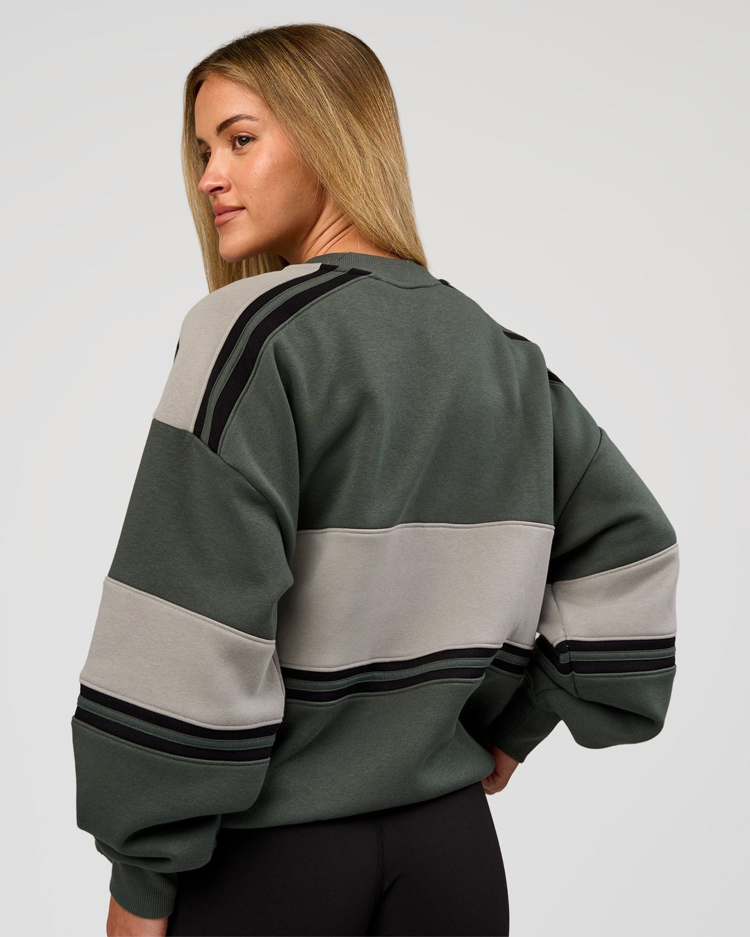 Woman wearing A-Team Sweater Oversize - Carbon Green-Alloy | Model:Issy | Size:XS - view 7