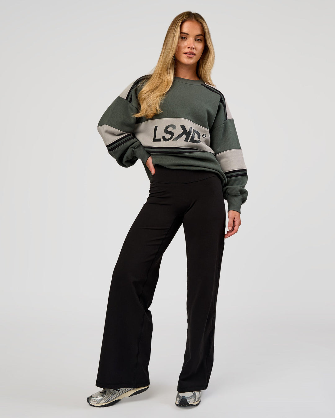 Woman wearing A-Team Sweater Oversize - Carbon Green-Alloy | Model:Issy | Size:XS - view 9
