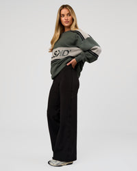 Woman wearing A-Team Sweater Oversize - Carbon Green-Alloy | Model:Issy | Size:XS | Thumbnail Index: 10