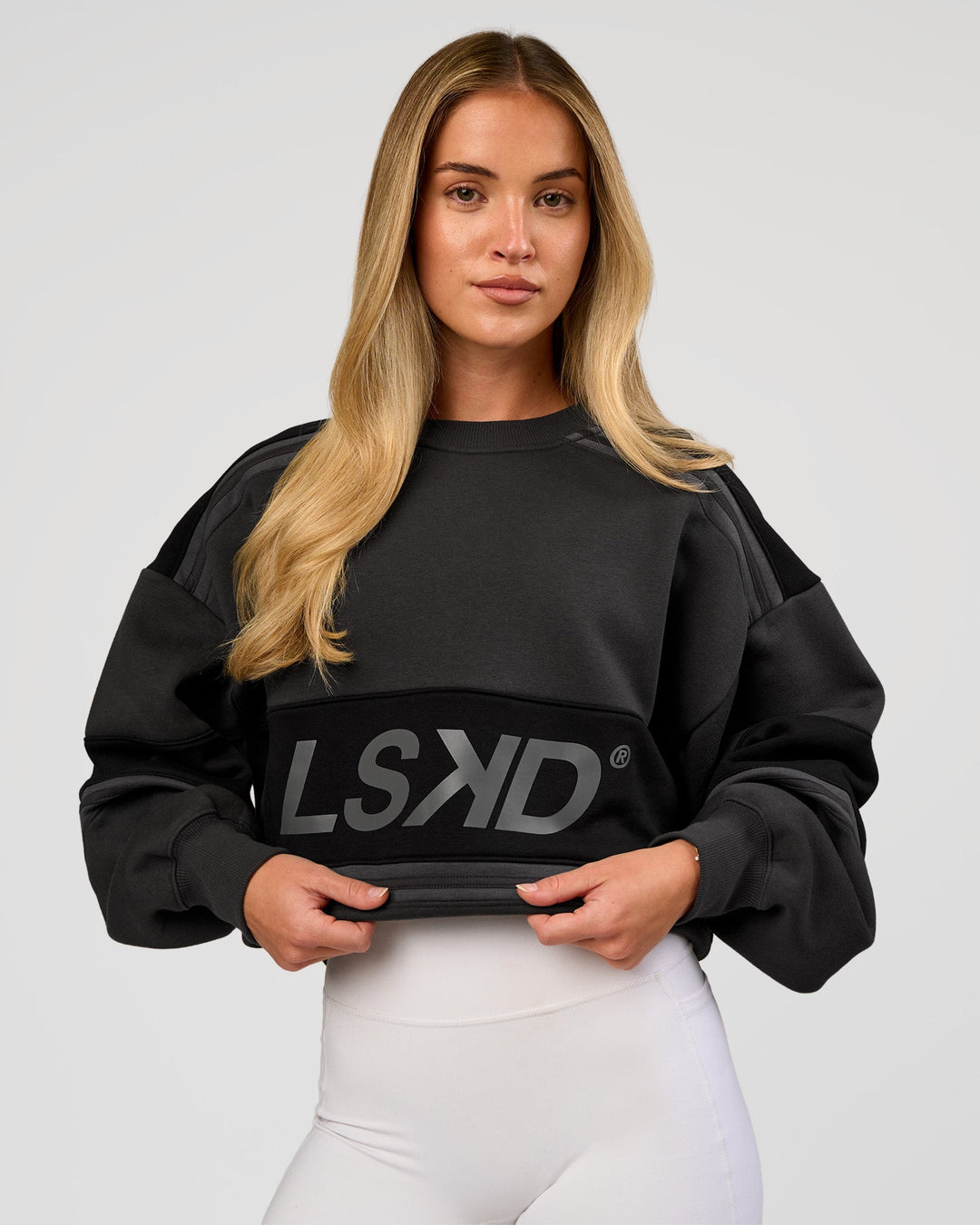 Woman wearing A-Team Sweater Oversize - Onyx-Black | Model:Issy | Size:XS - view 3